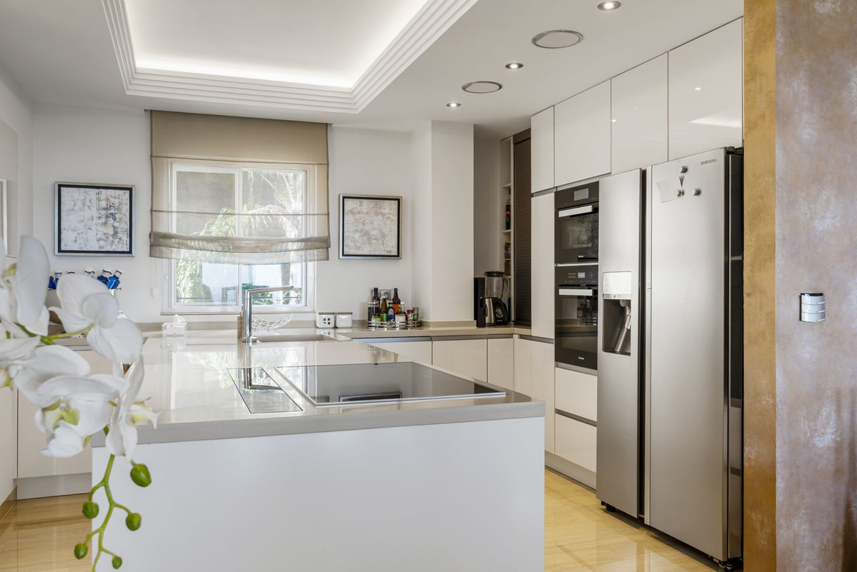 4 Bed, 3 Bath, ApartmentFor Sale, Los Almendros, Malaga