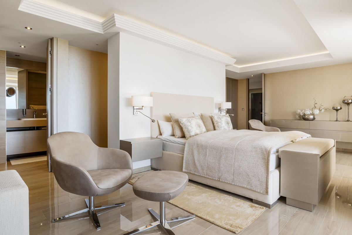 4 Bed, 3 Bath, ApartmentFor Sale, Los Almendros, Malaga