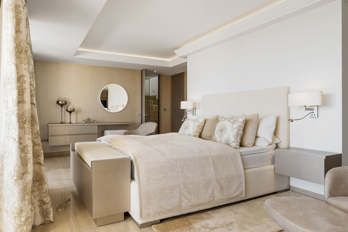 4 Bed, 3 Bath, ApartmentFor Sale, Los Almendros, Malaga