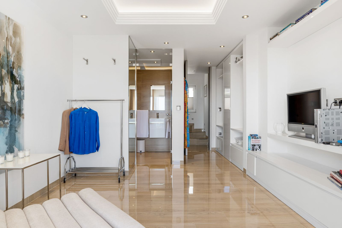 4 Bed, 3 Bath, ApartmentFor Sale, Los Almendros, Malaga