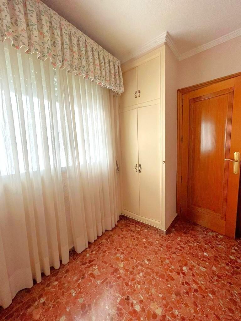 4 Bed, 2 Bath, ApartmentFor Sale, Torrevieja, Alicante