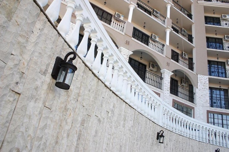 ApartmentFor Sale, Obzor