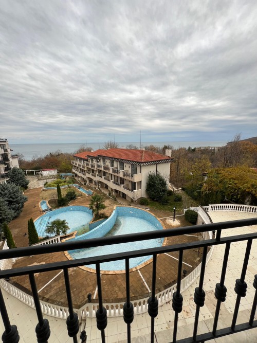 ApartmentFor Sale, Obzor