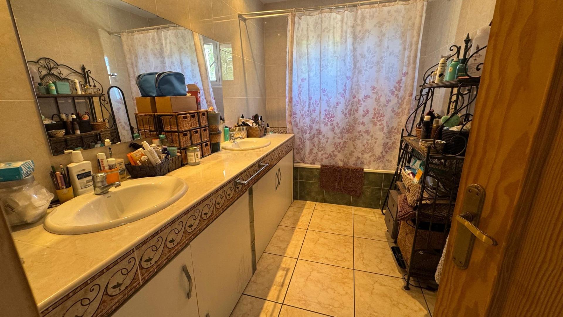 6 Bed, 2 Bath, HouseFor Sale, Albatera, Alicante