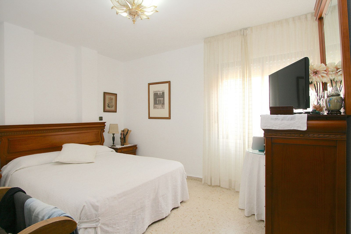 3 Bed, 2 Bath, ApartmentFor Sale, Fuengirola, Malaga