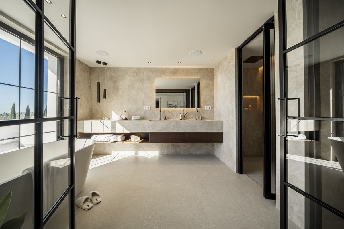 5 Bed, 4 Bath, HouseFor Sale, Nueva Andalucia, Malaga