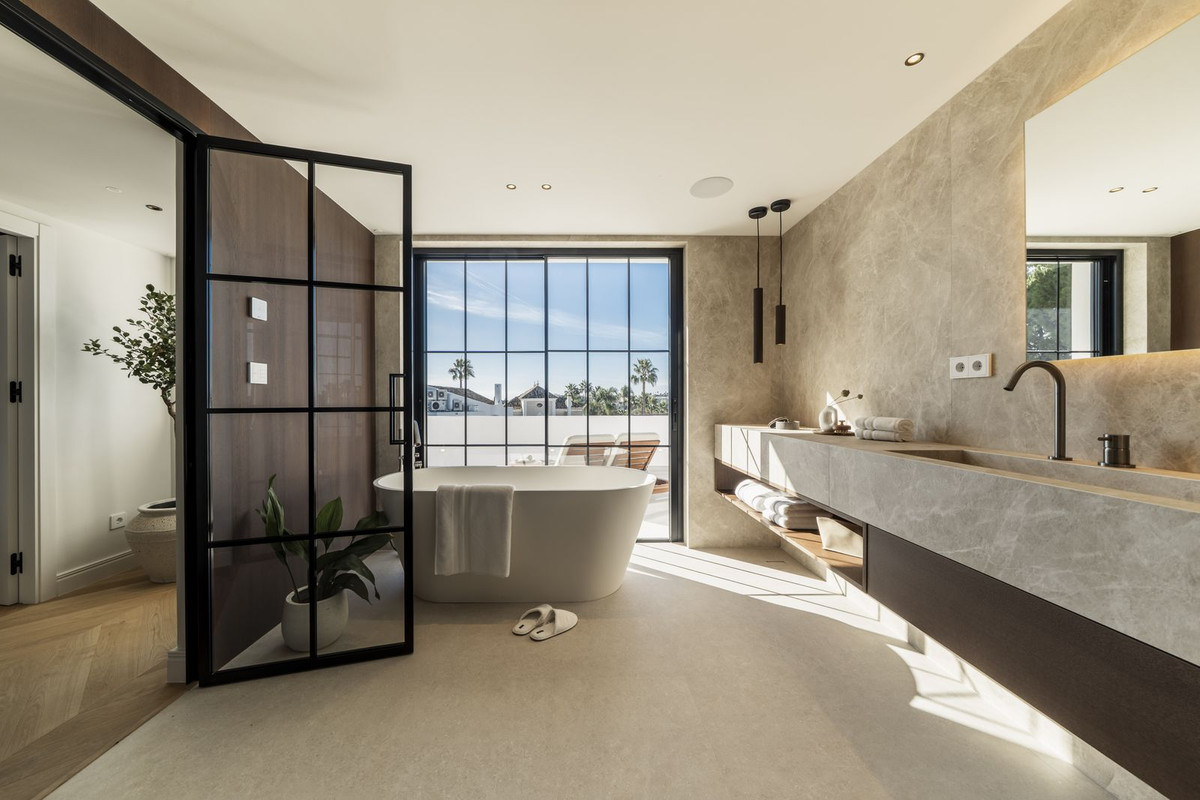 5 Bed, 4 Bath, HouseFor Sale, Nueva Andalucia, Malaga