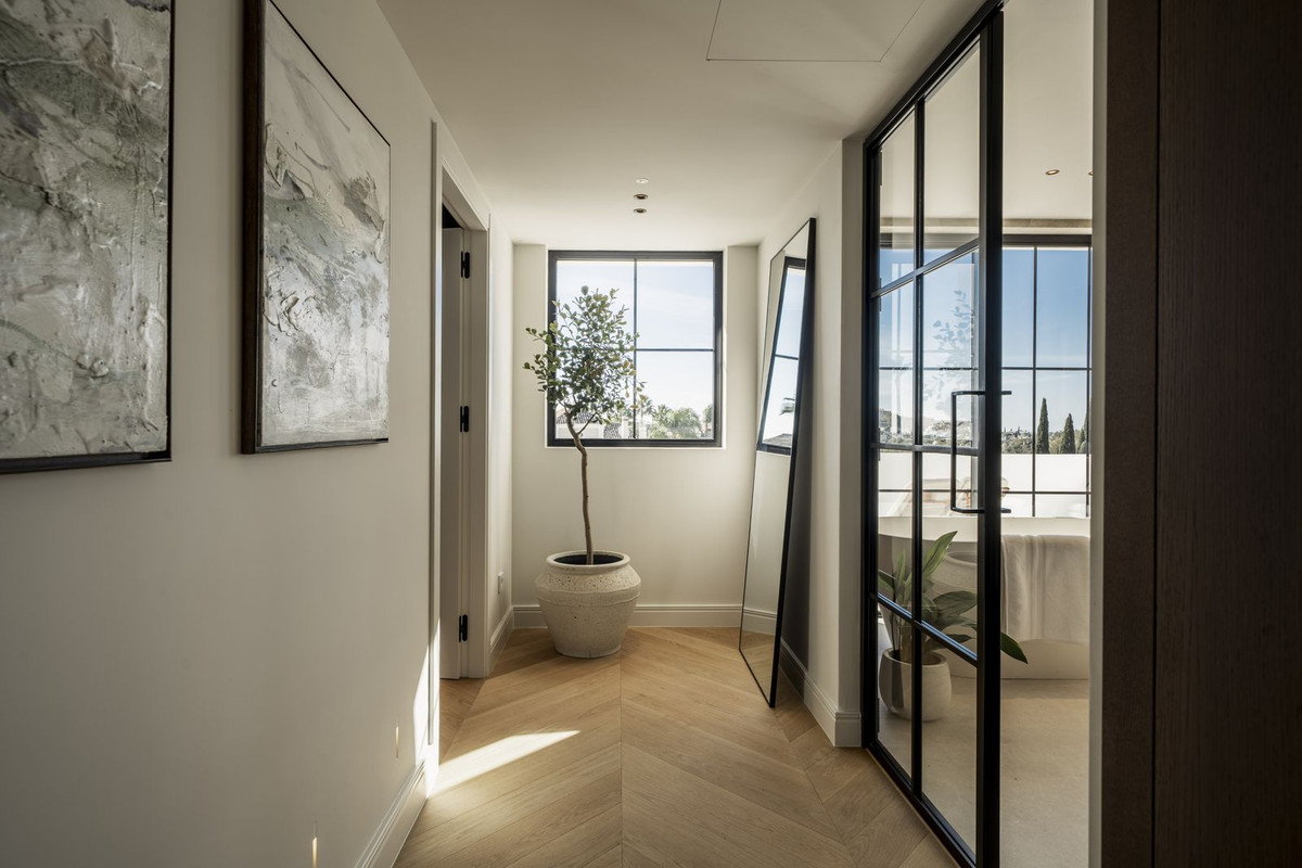 5 Bed, 4 Bath, HouseFor Sale, Nueva Andalucia, Malaga