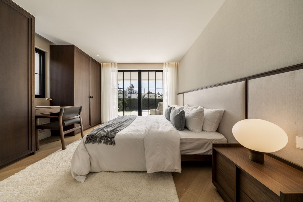 5 Bed, 4 Bath, HouseFor Sale, Nueva Andalucia, Malaga