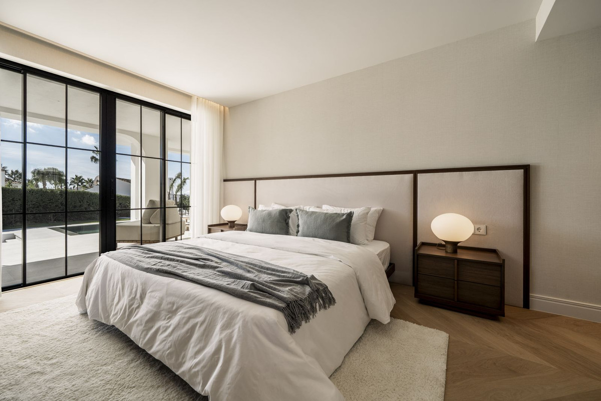 5 Bed, 4 Bath, HouseFor Sale, Nueva Andalucia, Malaga
