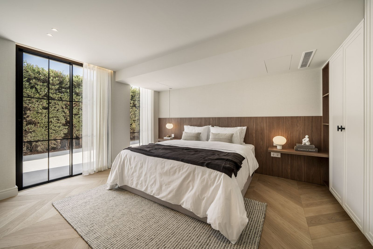 5 Bed, 4 Bath, HouseFor Sale, Nueva Andalucia, Malaga