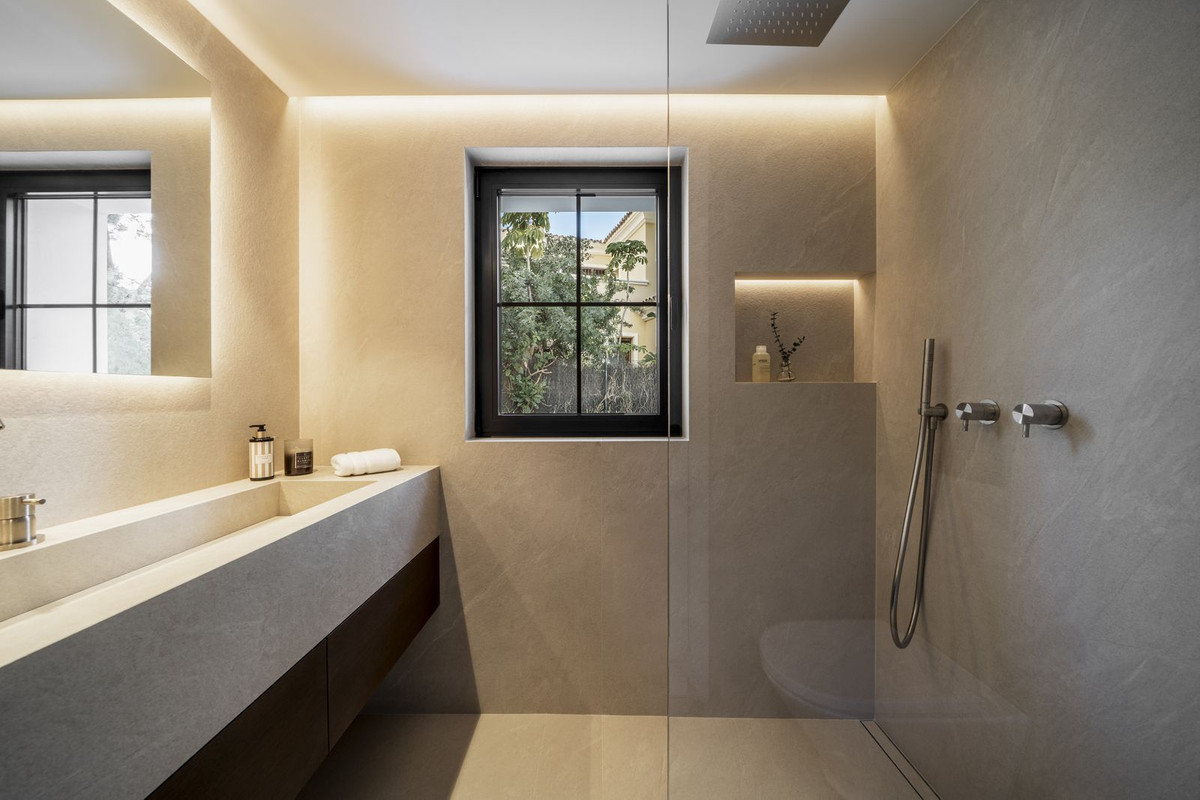 5 Bed, 4 Bath, HouseFor Sale, Nueva Andalucia, Malaga