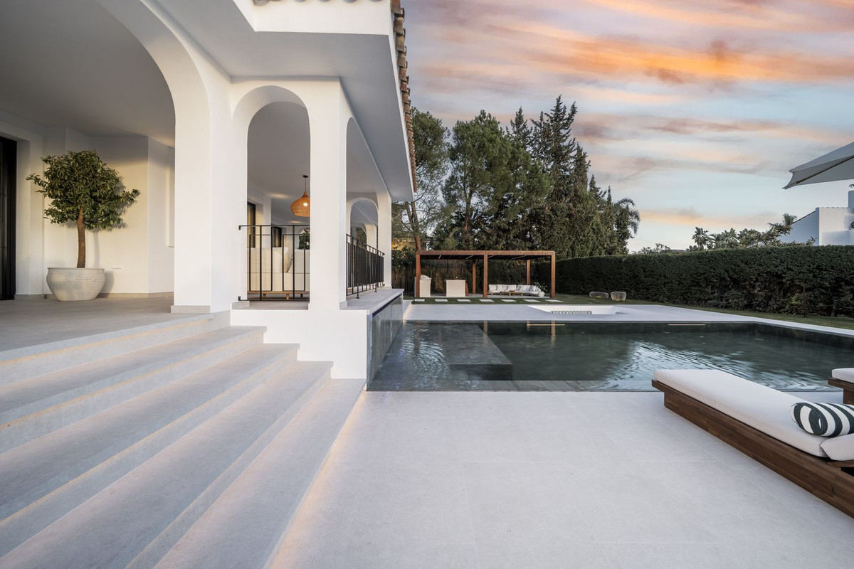 5 Bed, 4 Bath, HouseFor Sale, Nueva Andalucia, Malaga