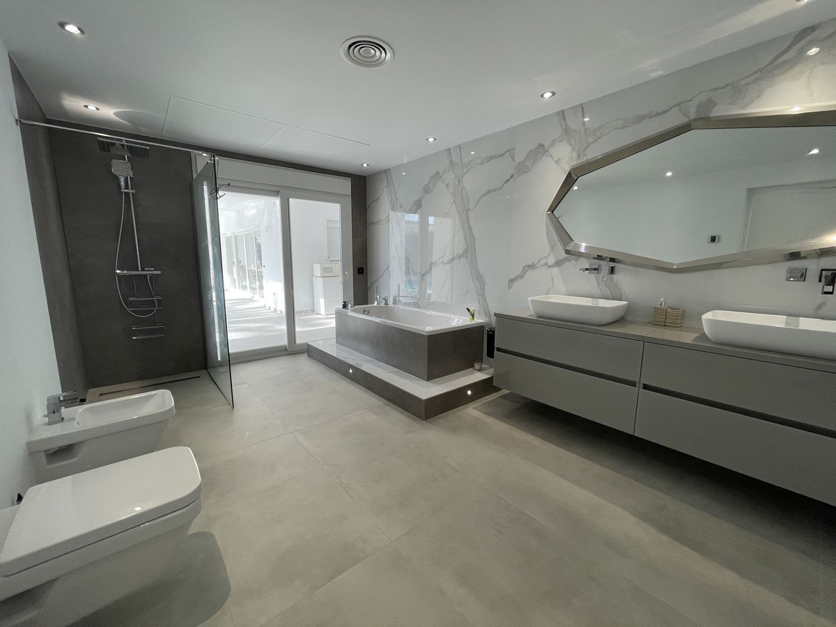 6 Bed, 6 Bath, HouseFor Sale, Atalaya, Malaga