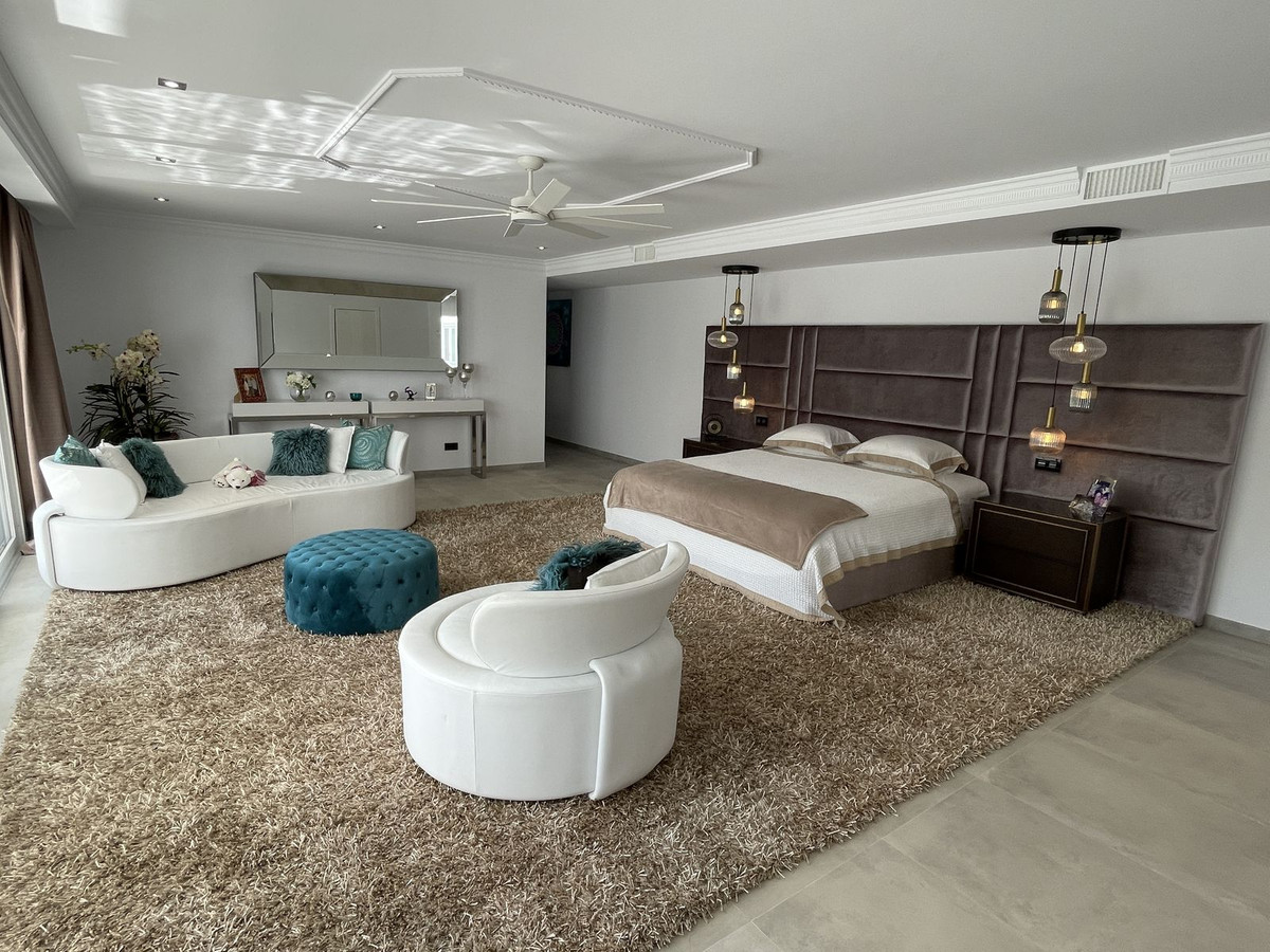 6 Bed, 6 Bath, HouseFor Sale, Atalaya, Malaga