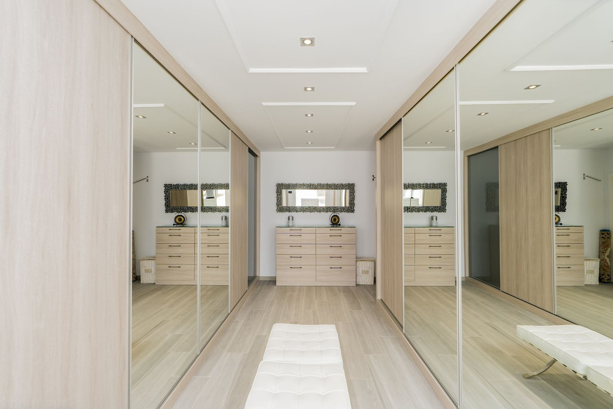 6 Bed, 6 Bath, HouseFor Sale, Atalaya, Malaga