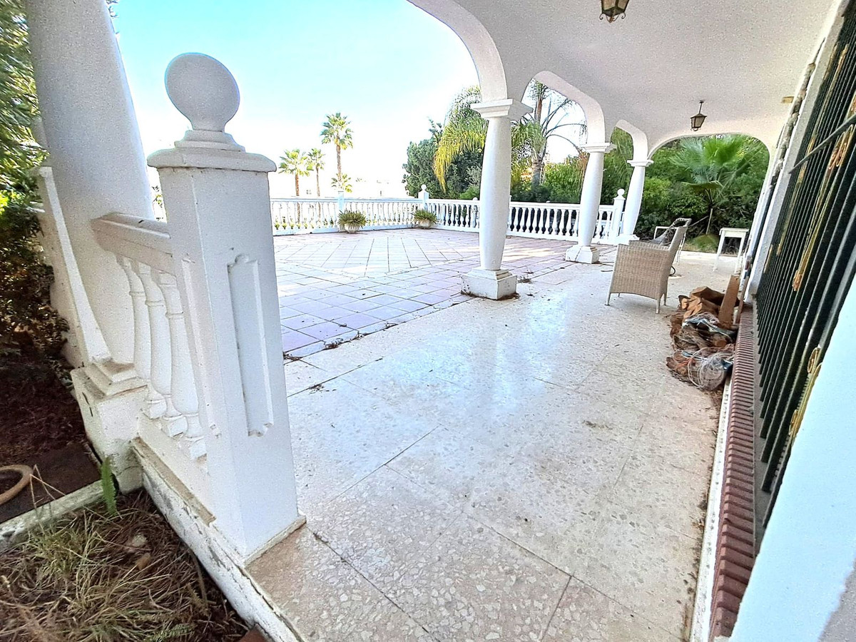 5 Bed, 2 Bath, HouseFor Sale, Estepona, Malaga