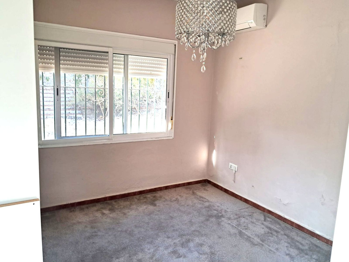 5 Bed, 2 Bath, HouseFor Sale, Estepona, Malaga