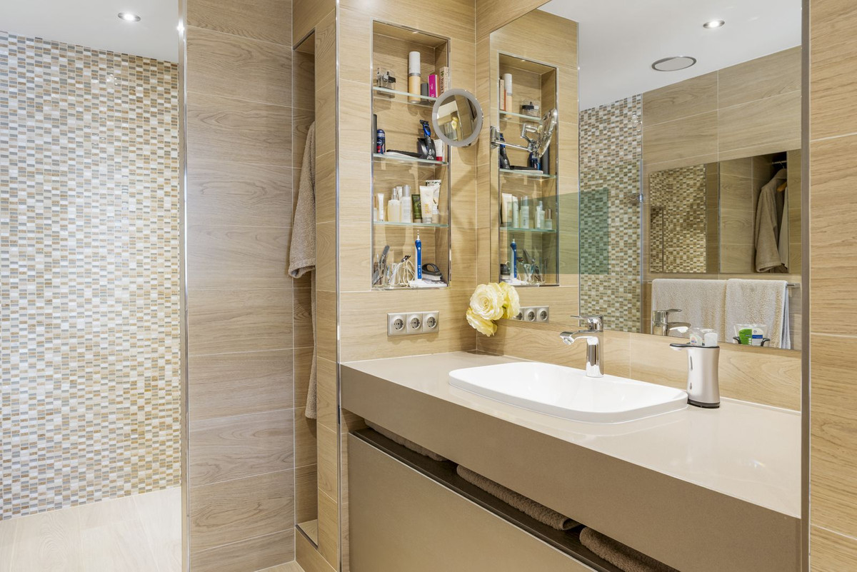 4 Bed, 3 Bath, ApartmentFor Sale, Los Almendros, Malaga