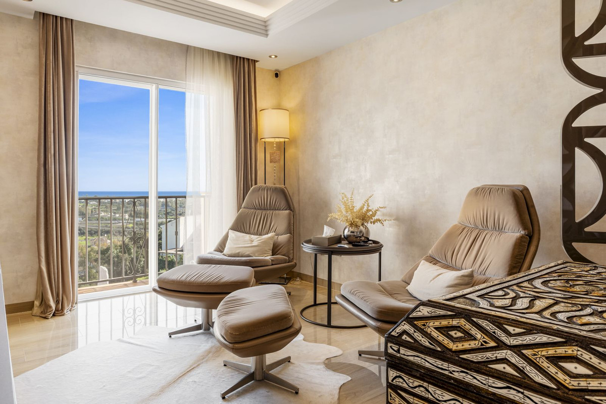 4 Bed, 3 Bath, ApartmentFor Sale, Los Almendros, Malaga