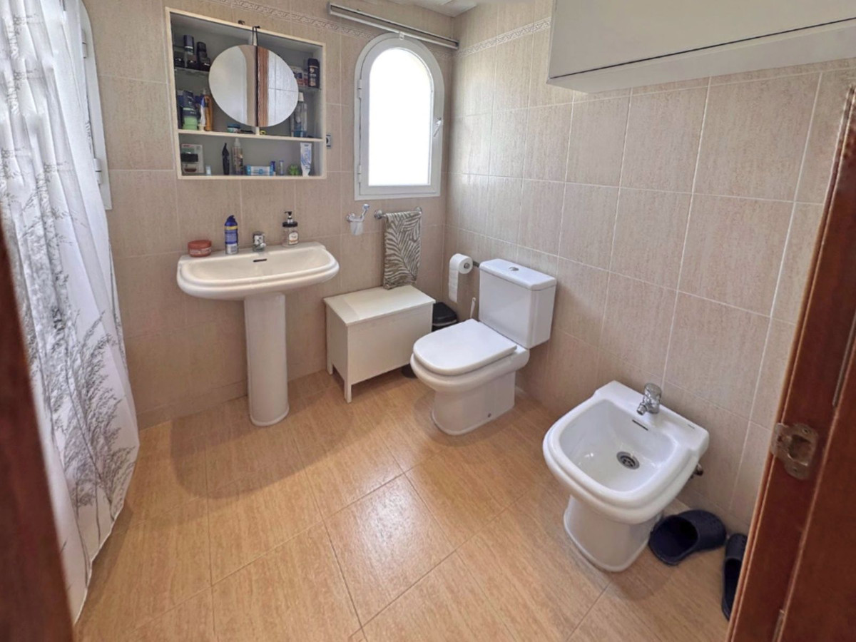 2 Bed, 1 Bath, ApartmentFor Sale, Cerros del Aguila, Malaga