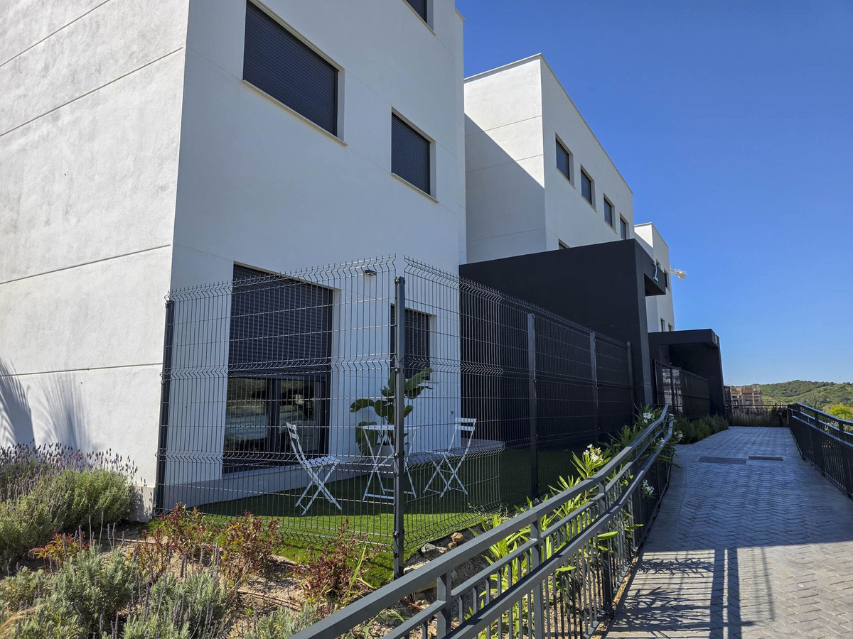 3 Bed, 2 Bath, ApartmentFor Sale, Estepona, Malaga