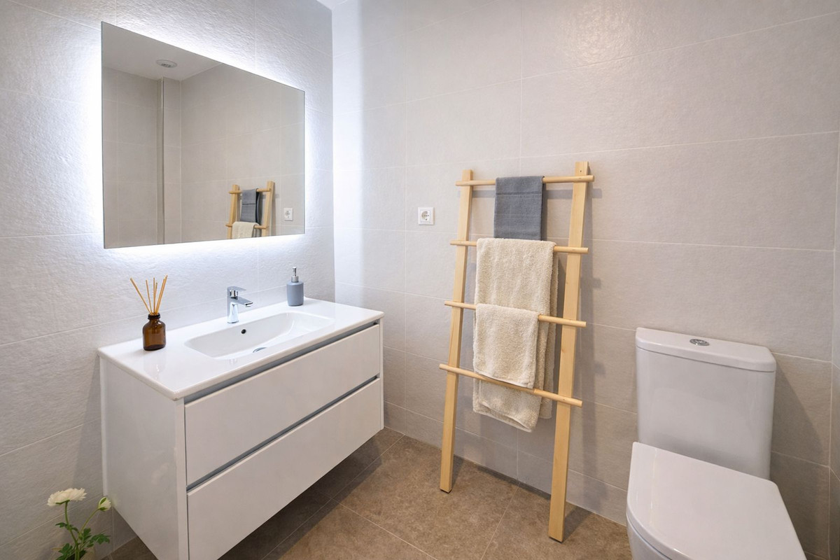 3 Bed, 2 Bath, ApartmentFor Sale, Estepona, Malaga