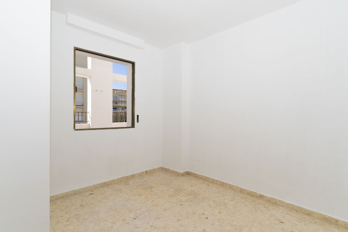 4 Bed, 2 Bath, ApartmentFor Sale, San Luis de Sabinillas, Malaga