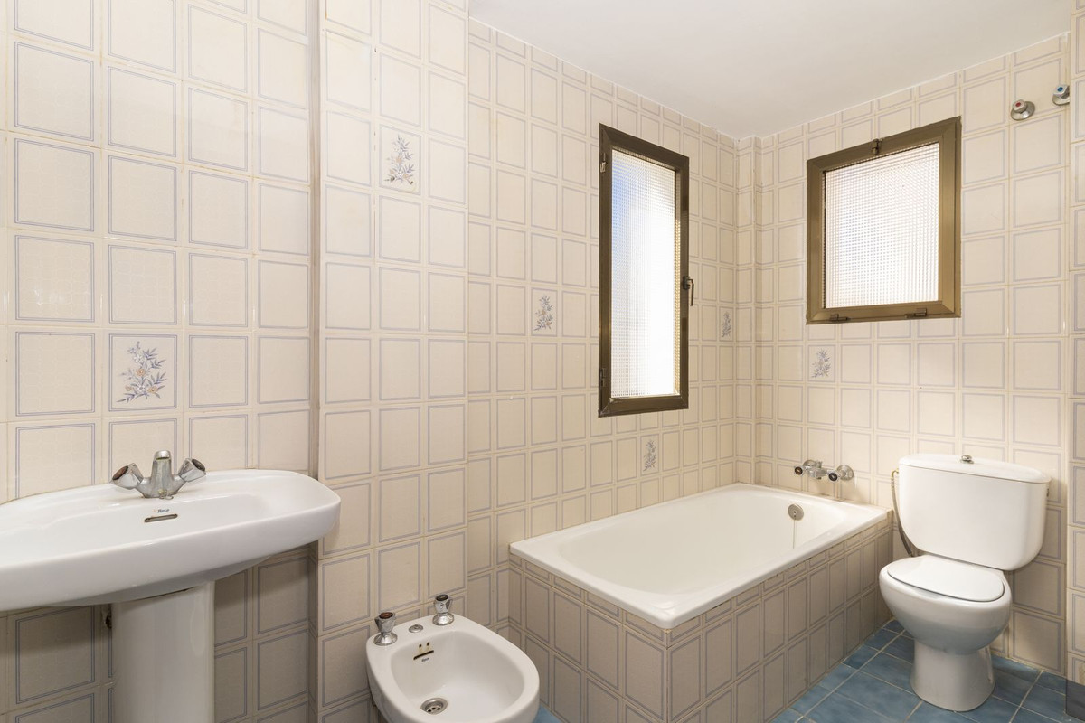 4 Bed, 2 Bath, ApartmentFor Sale, San Luis de Sabinillas, Malaga