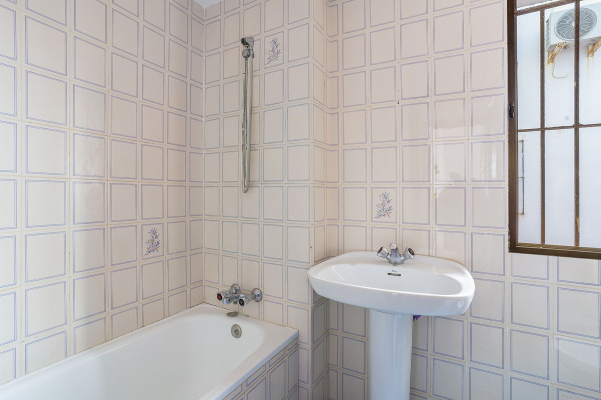 4 Bed, 2 Bath, ApartmentFor Sale, San Luis de Sabinillas, Malaga