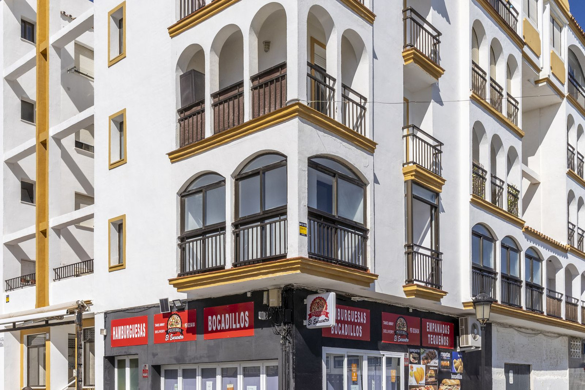 4 Bed, 2 Bath, ApartmentFor Sale, San Luis de Sabinillas, Malaga