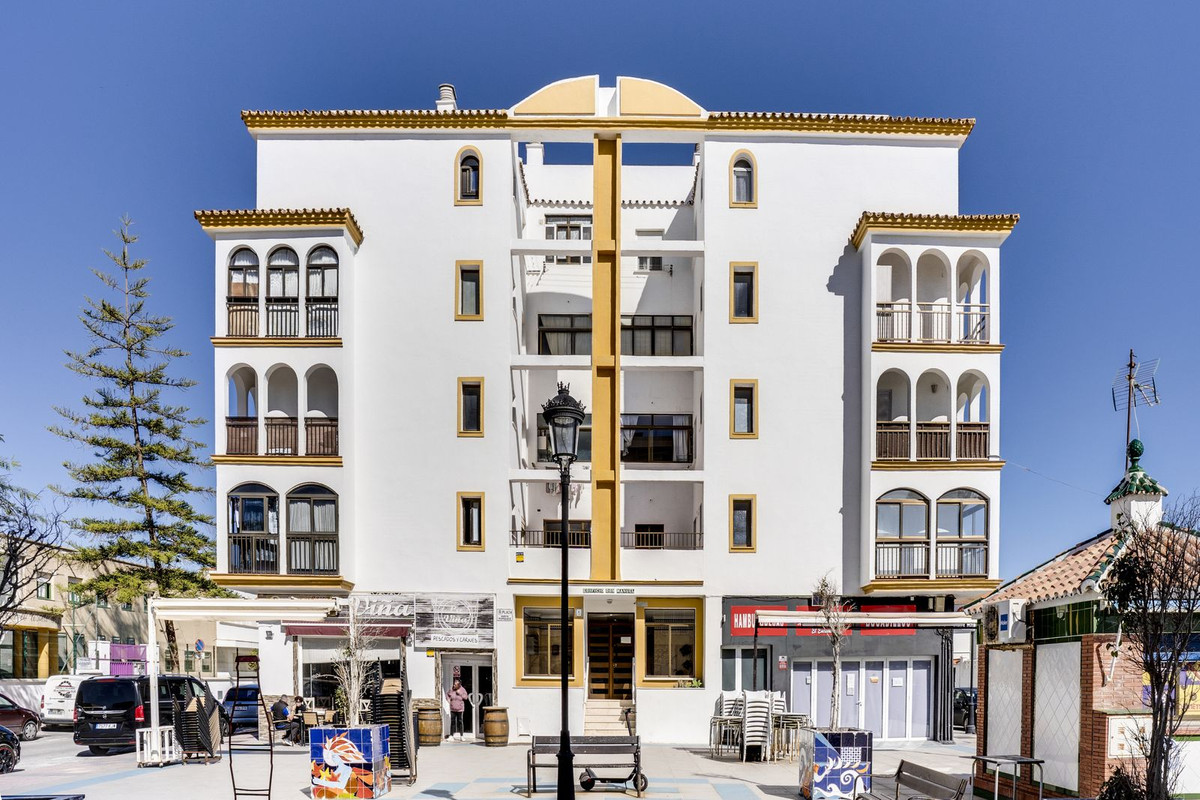 4 Bed, 2 Bath, ApartmentFor Sale, San Luis de Sabinillas, Malaga