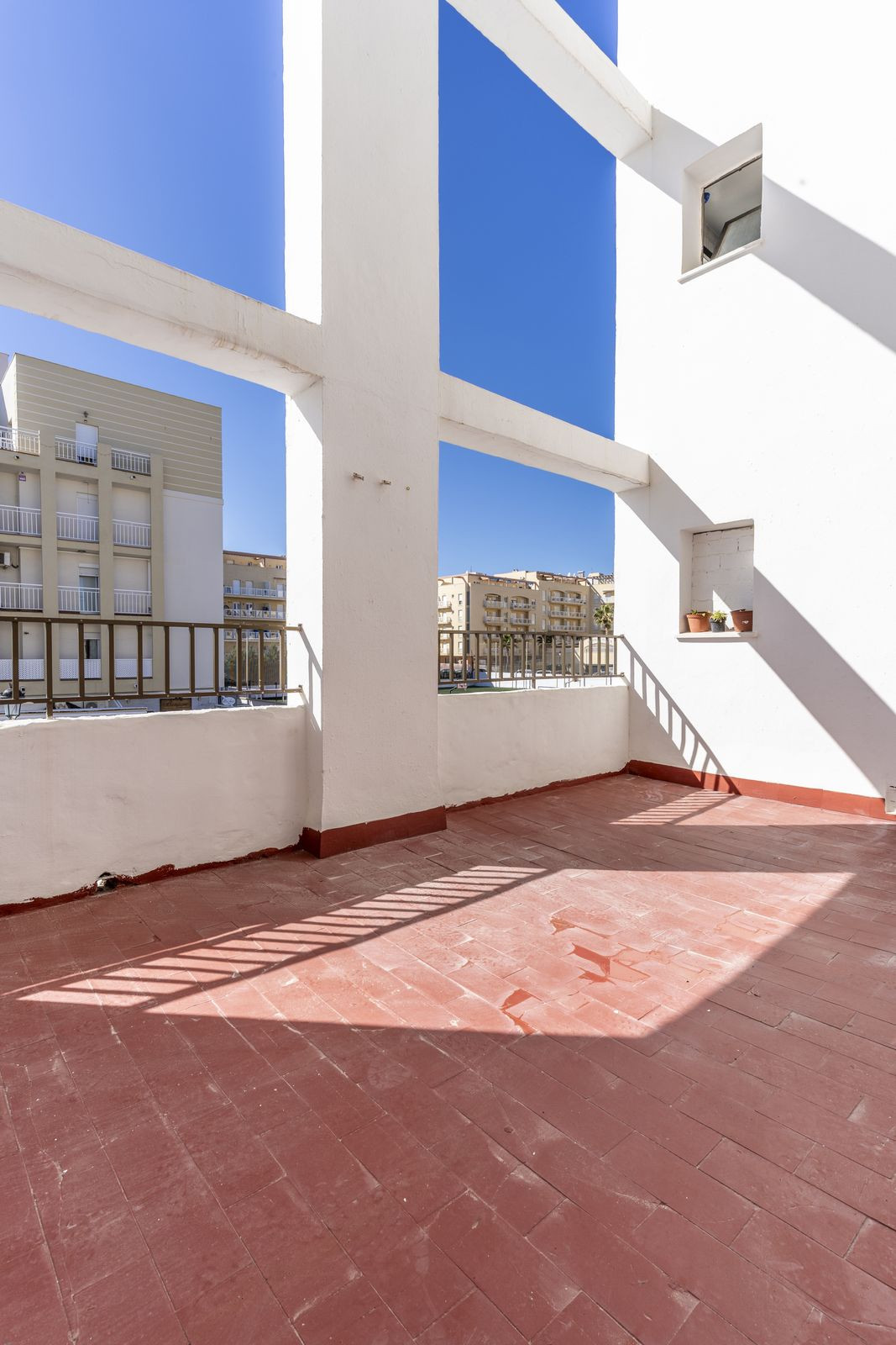 4 Bed, 2 Bath, ApartmentFor Sale, San Luis de Sabinillas, Malaga