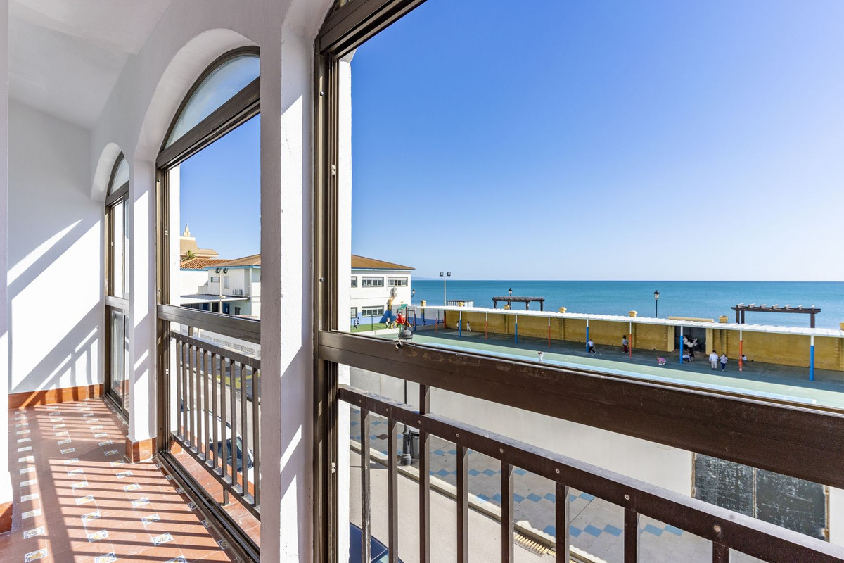 4 Bed, 2 Bath, ApartmentFor Sale, San Luis de Sabinillas, Malaga