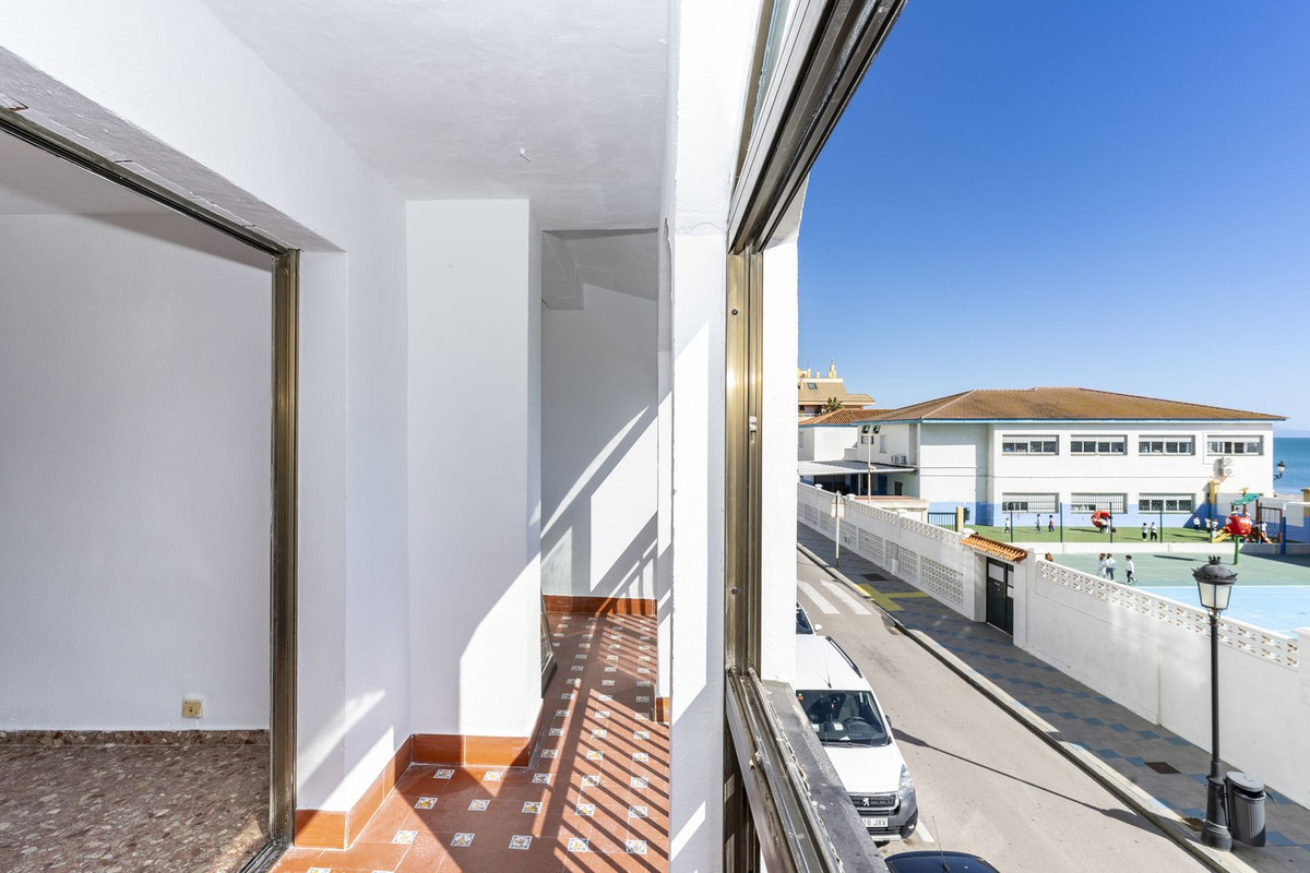 4 Bed, 2 Bath, ApartmentFor Sale, San Luis de Sabinillas, Malaga