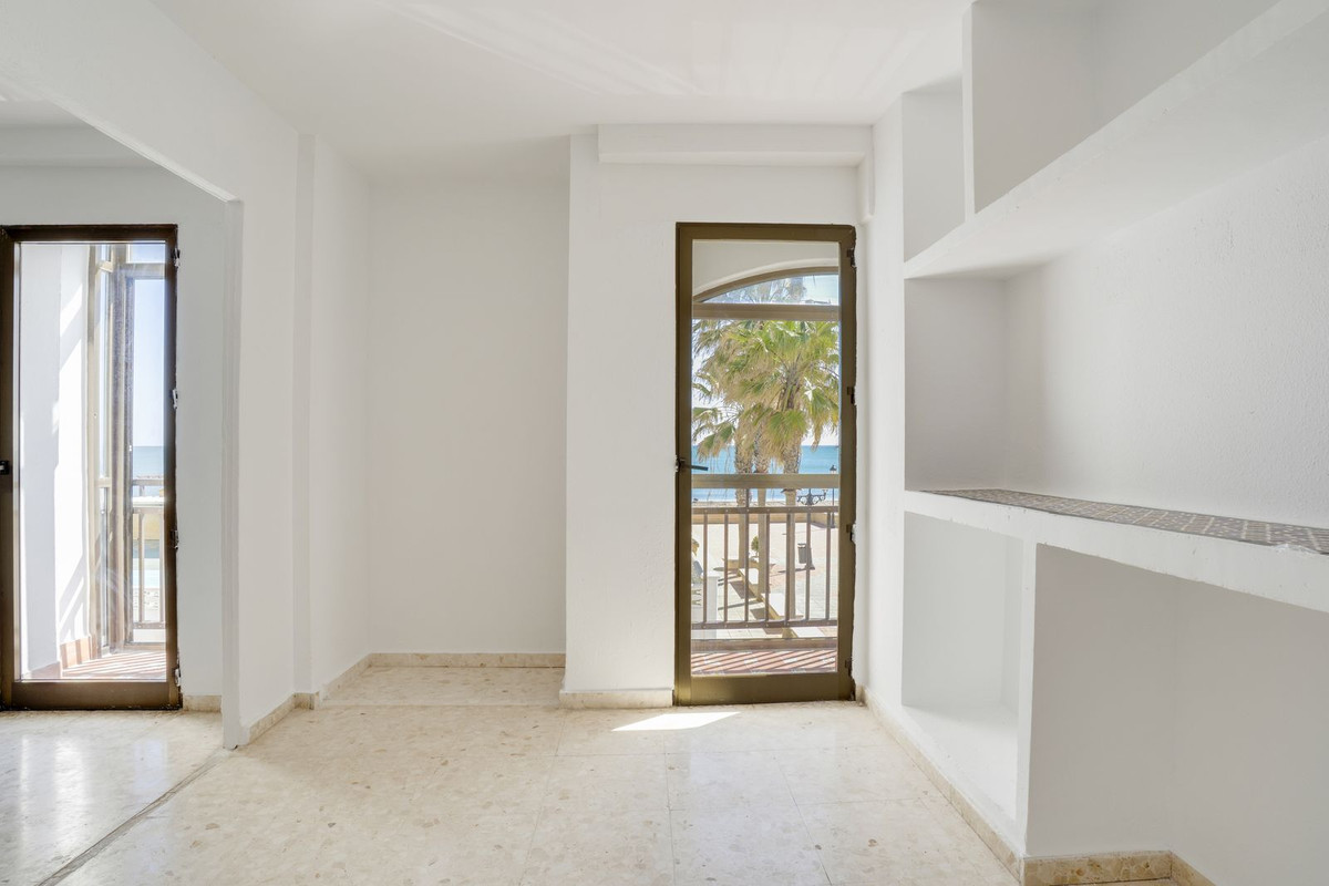 4 Bed, 2 Bath, ApartmentFor Sale, San Luis de Sabinillas, Malaga