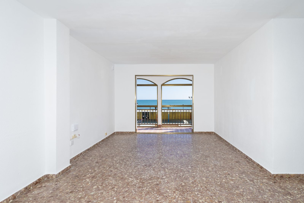 4 Bed, 2 Bath, ApartmentFor Sale, San Luis de Sabinillas, Malaga