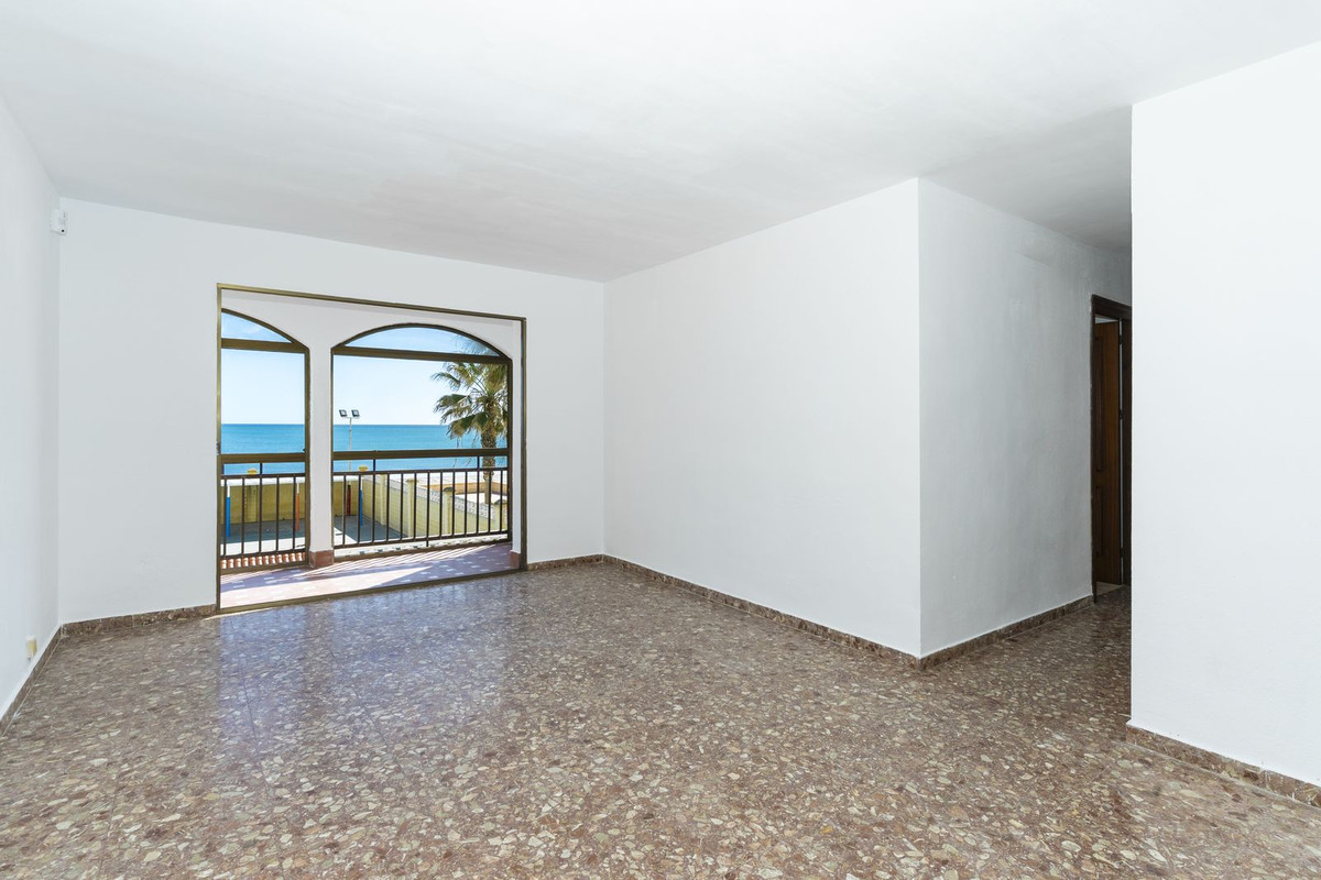 4 Bed, 2 Bath, ApartmentFor Sale, San Luis de Sabinillas, Malaga