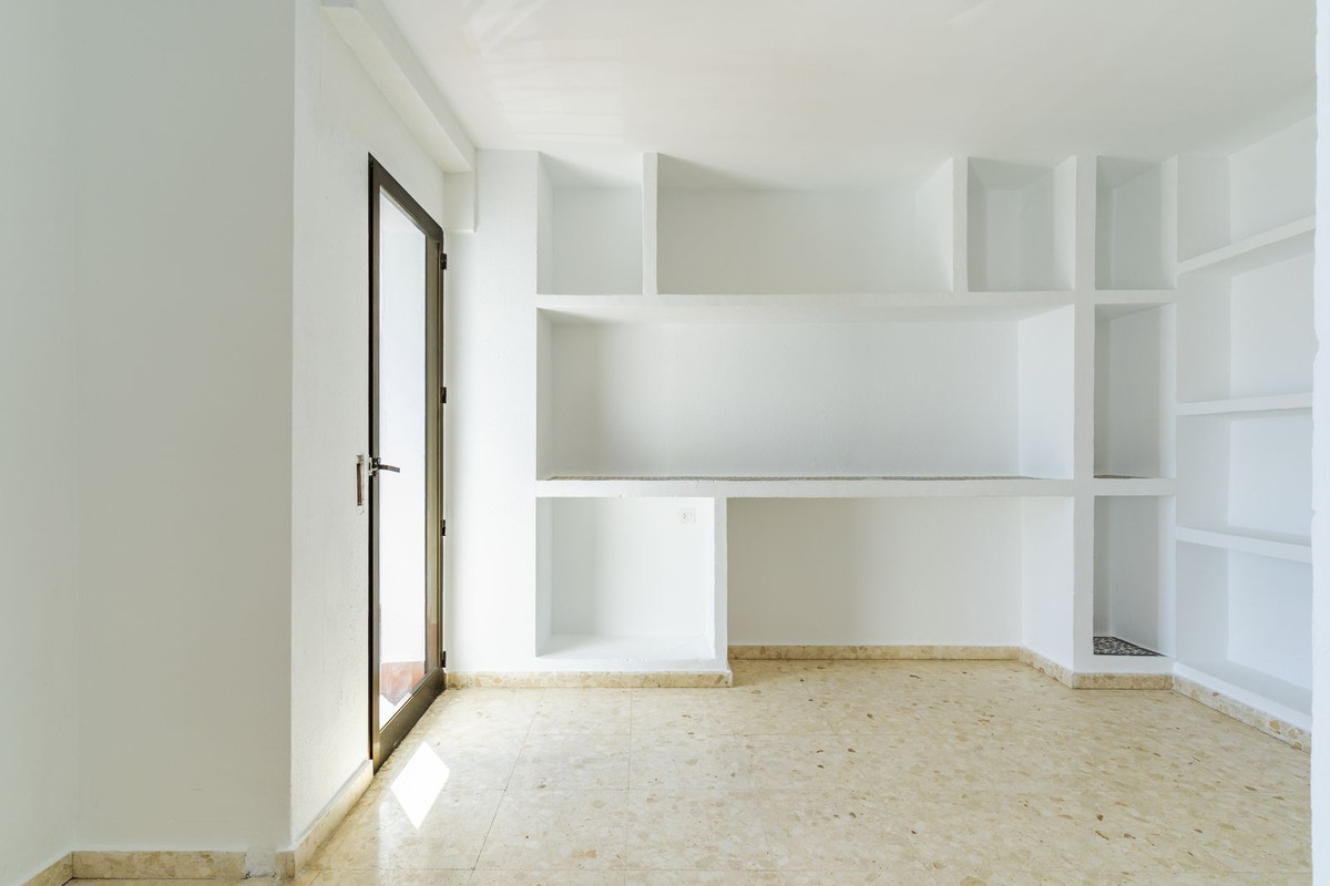 4 Bed, 2 Bath, ApartmentFor Sale, San Luis de Sabinillas, Malaga
