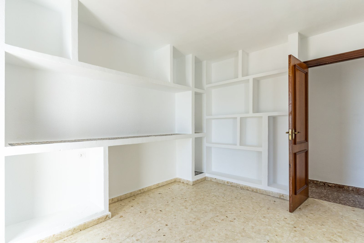 4 Bed, 2 Bath, ApartmentFor Sale, San Luis de Sabinillas, Malaga