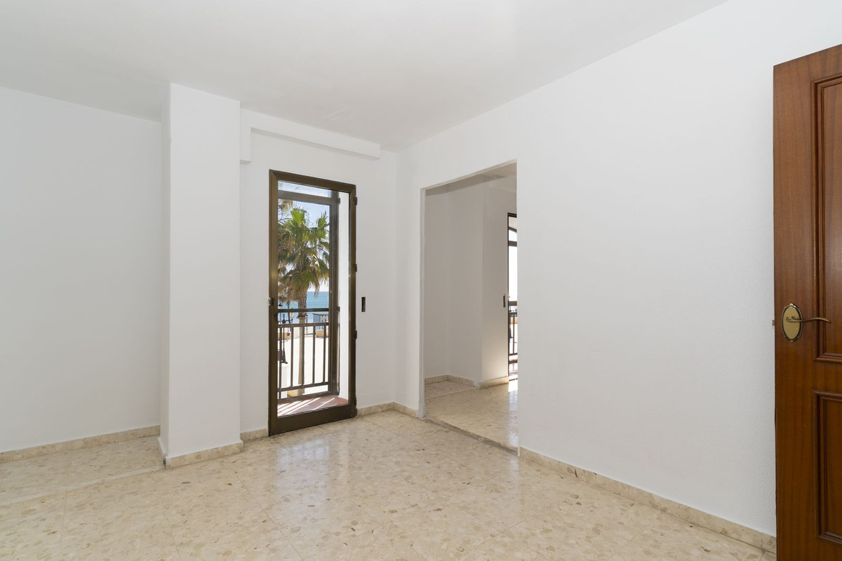 4 Bed, 2 Bath, ApartmentFor Sale, San Luis de Sabinillas, Malaga