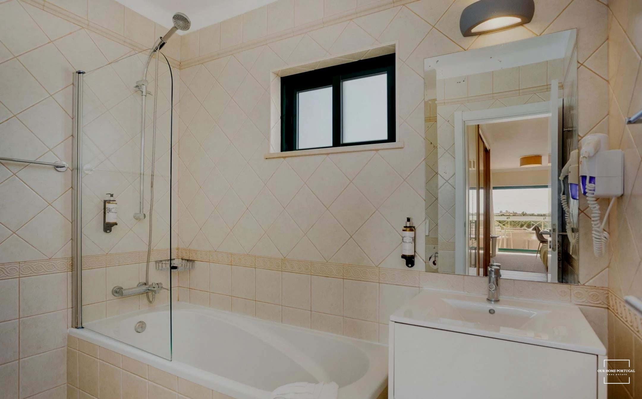 1 Bath, ApartmentFor Sale, Lagoa, Faro, 8400-557