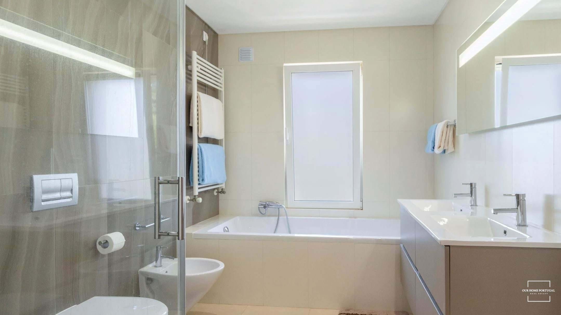 3 Bed, 2 Bath, HouseFor Sale, Lagoa, Faro, 8400-009