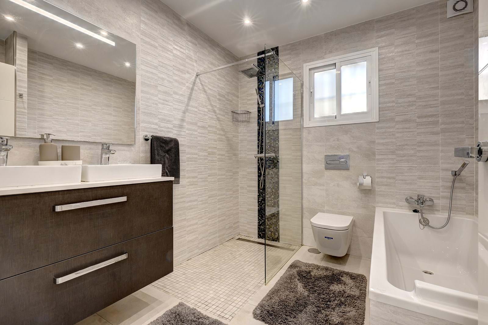 Malaga, Andalusia, 29640, 3 Bedrooms Bedrooms, ,5 BathroomsBathrooms,For Sale,TORB-VAN-01