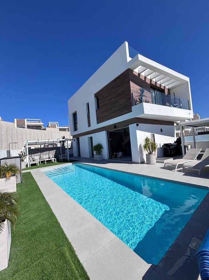 5 Bed, 3 Bath, HouseFor Sale, Villamartin, Alicante
