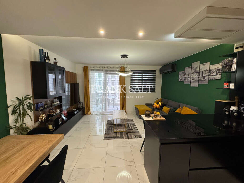 Qawra, 3 Bedrooms Bedrooms, ,1 BathroomBathrooms,For Sale,FRSA-926305