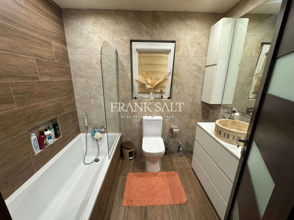 Qawra, 3 Bedrooms Bedrooms, ,1 BathroomBathrooms,For Sale,FRSA-926305