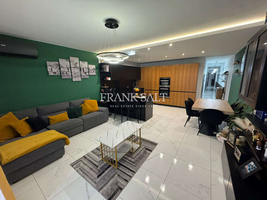 Qawra, 3 Bedrooms Bedrooms, ,1 BathroomBathrooms,For Sale,FRSA-926305