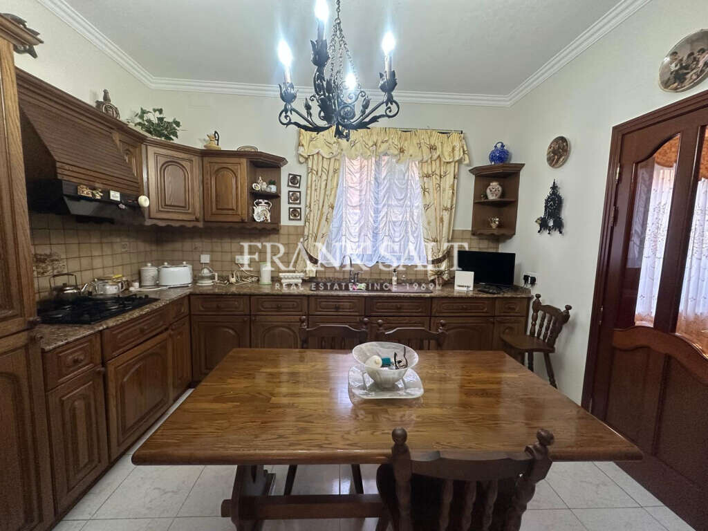 Sliema, 3 Bedrooms Bedrooms, ,1 BathroomBathrooms,For Sale,FRSA-926455