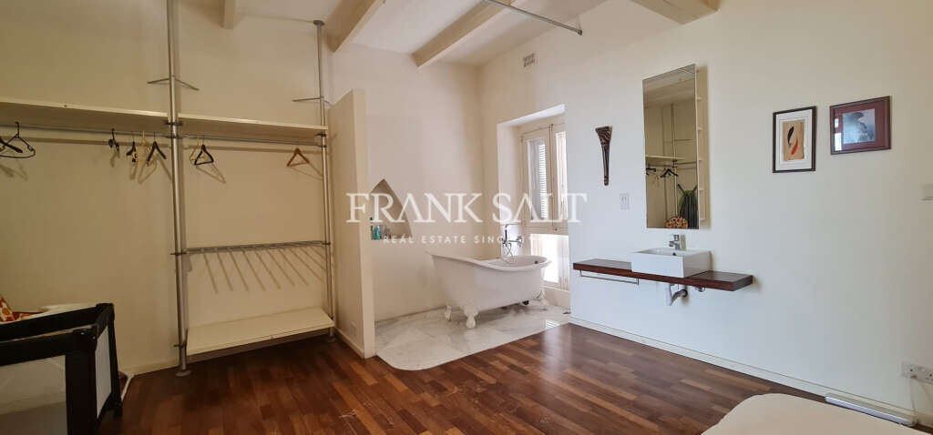 Valletta, 2 Bedrooms Bedrooms, ,1 BathroomBathrooms,For Sale,FRSA-926071